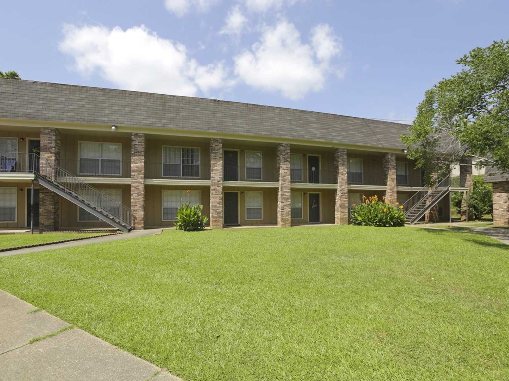 Building exterior and courtyard at Stratford Manor Apartment Homes, Mississippi, 39305