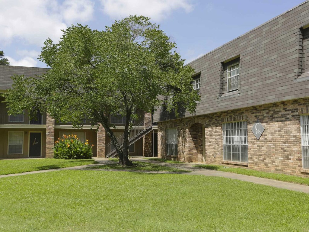 Courtyard and building exterior at Stratford Manor Apartment Homes, Meridian, MS, 39305