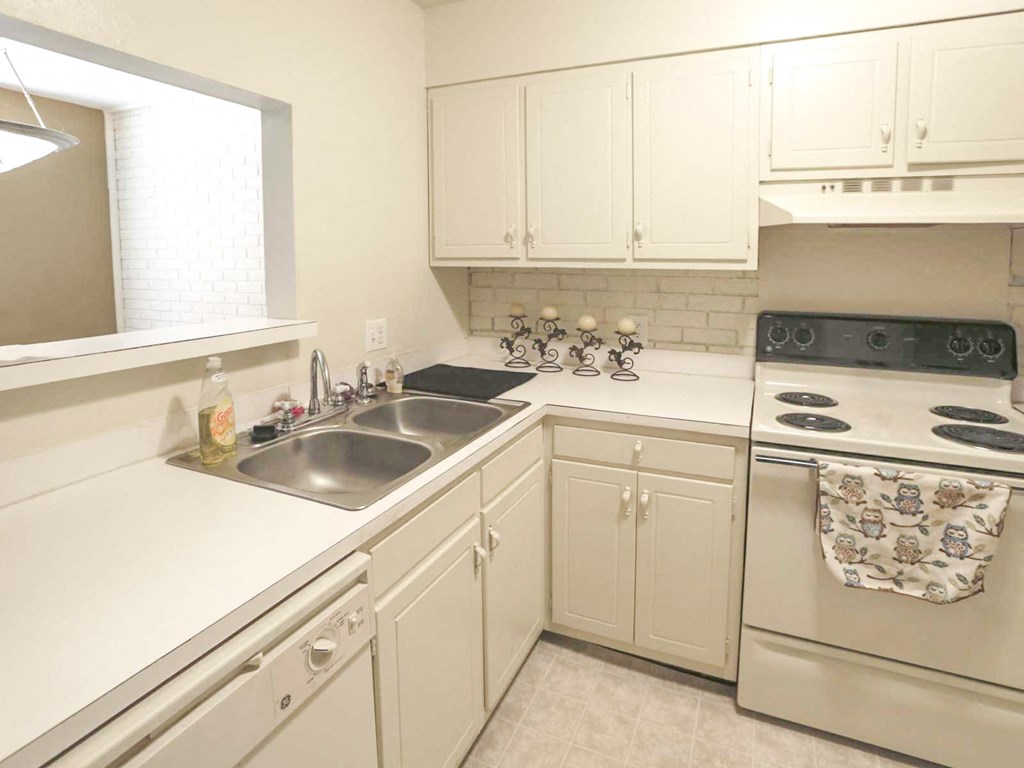 Kitchen at Stratford Manor Apartment Homes, Meridian, 39305