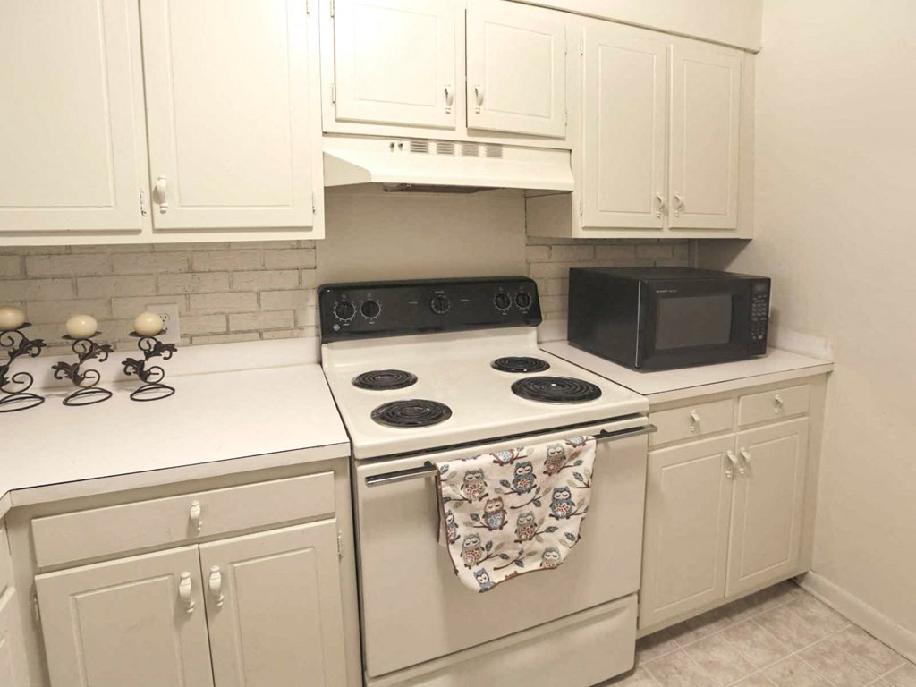 Fully Equipped Kitchen at Stratford Manor Apartment Homes, Meridian, Mississippi