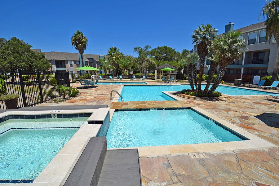 Pool and hot tub at Sugar Tree Apartment Homes, Texas, 78412