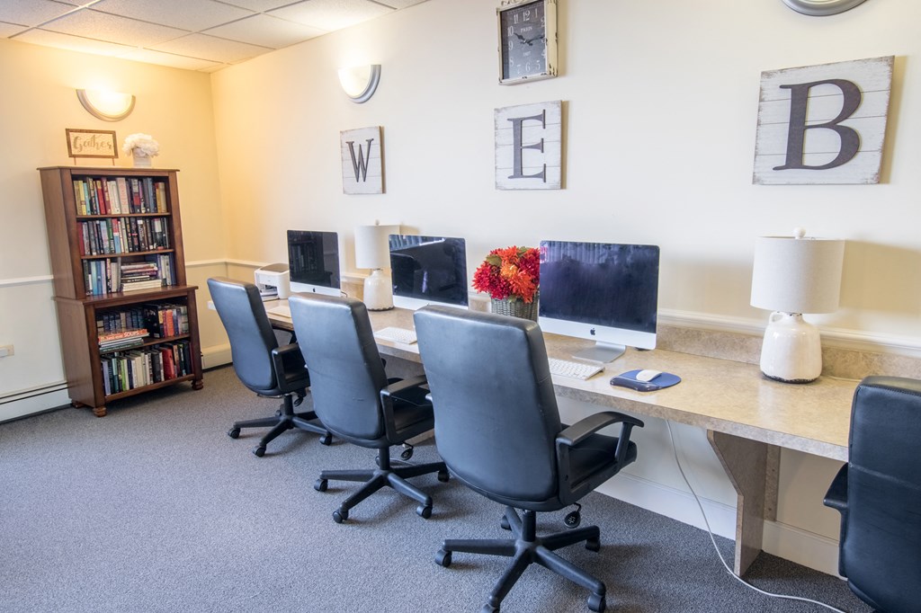 Computer Room at Lakewood Towers Senior Apartments in Lake Villa, IL