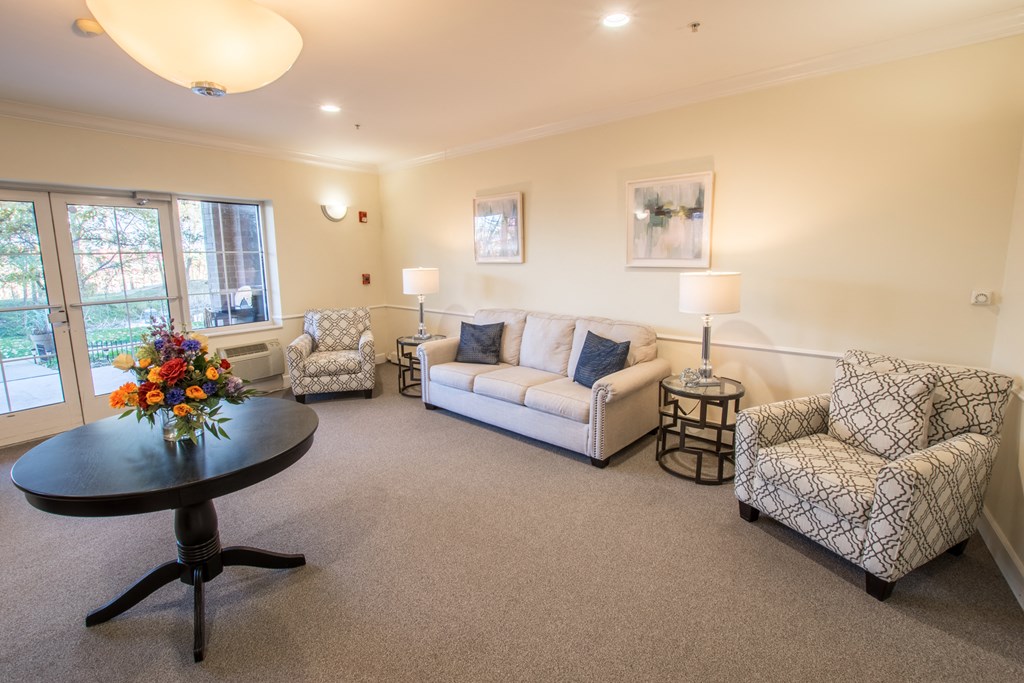Lounge at Lakewood Towers Senior Apartments in Lake Villa, IL