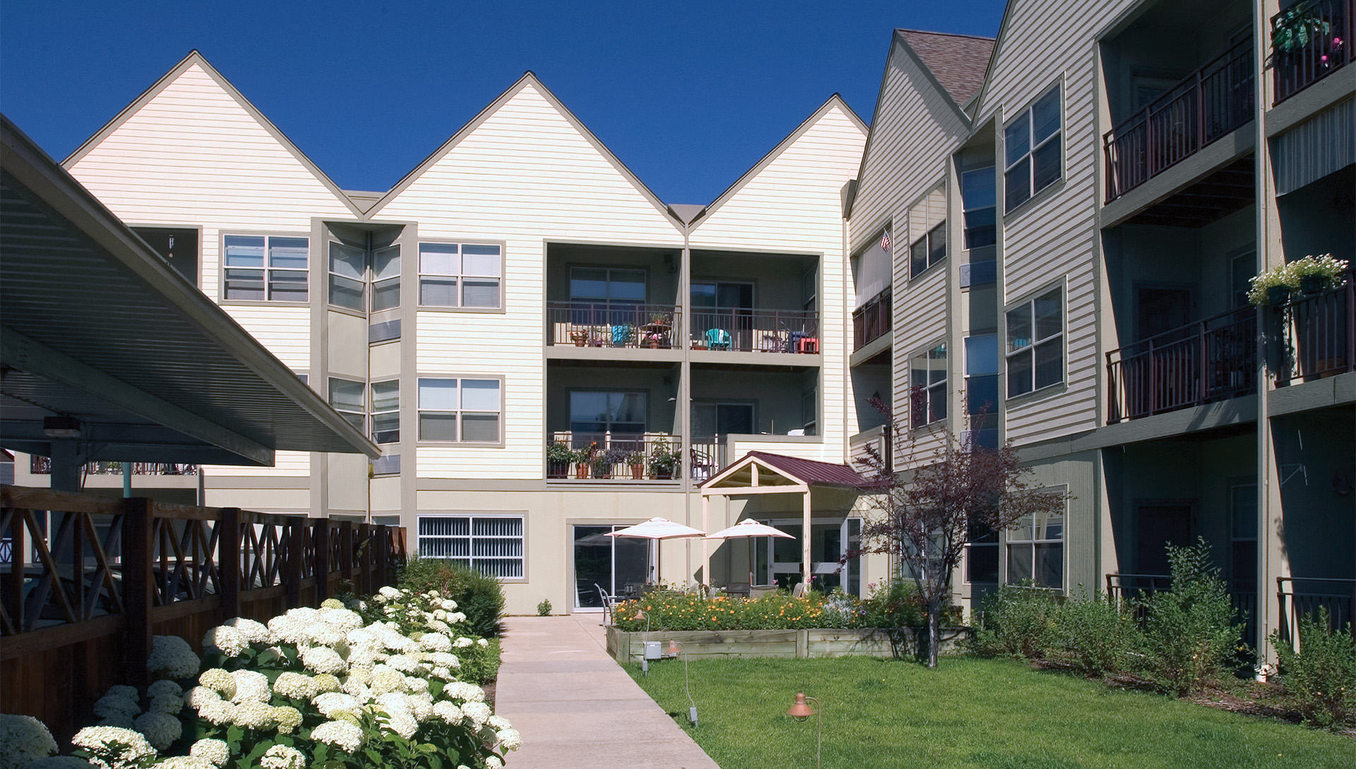 Cottage Hill Courtyard Exterior