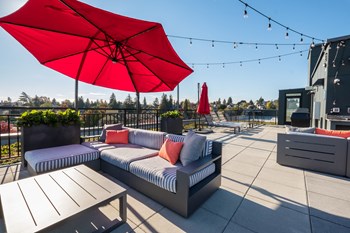 CREW Apartments Rooftop Courtyard Sitting Area Under Umbrella - Photo Gallery 30