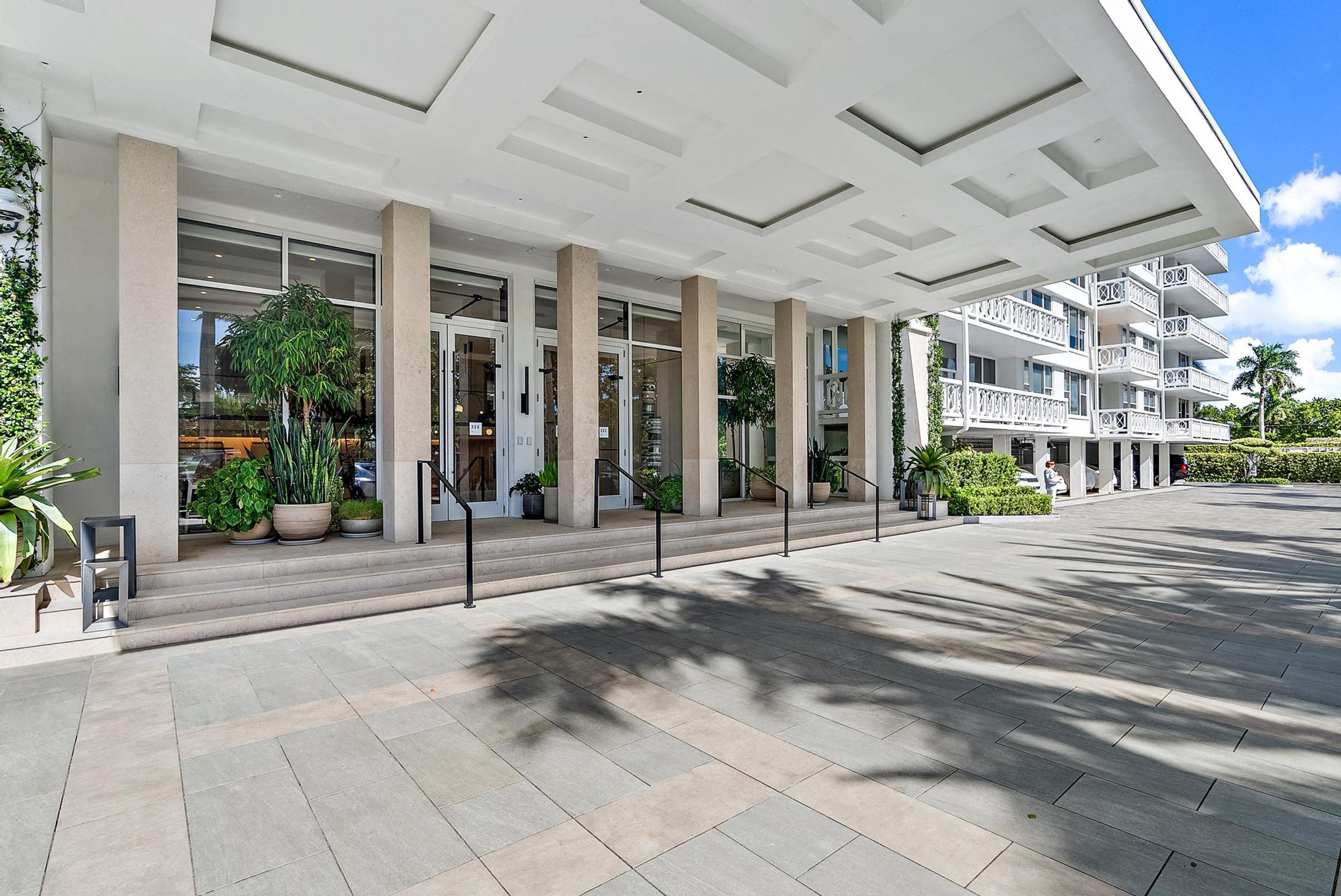 333 Sunset Porte-cochère