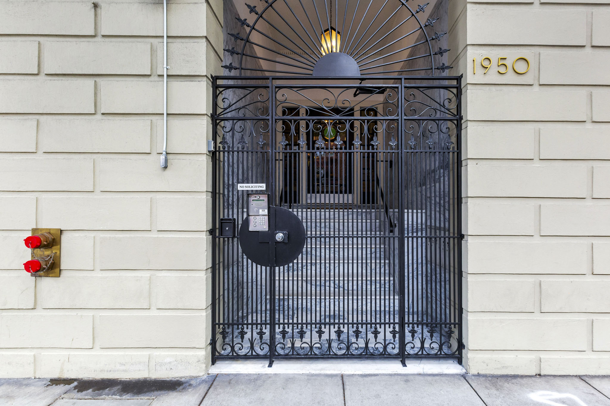 A black gate with a round sign on it that says 1950.
