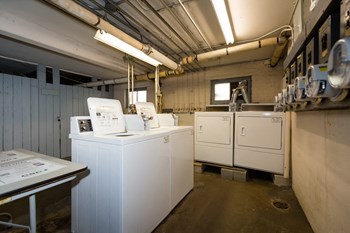 7434 N Artesian Ave / 2432-34 W Fargo Ave 2 Beds Apartment for Rent - Photo Gallery 6