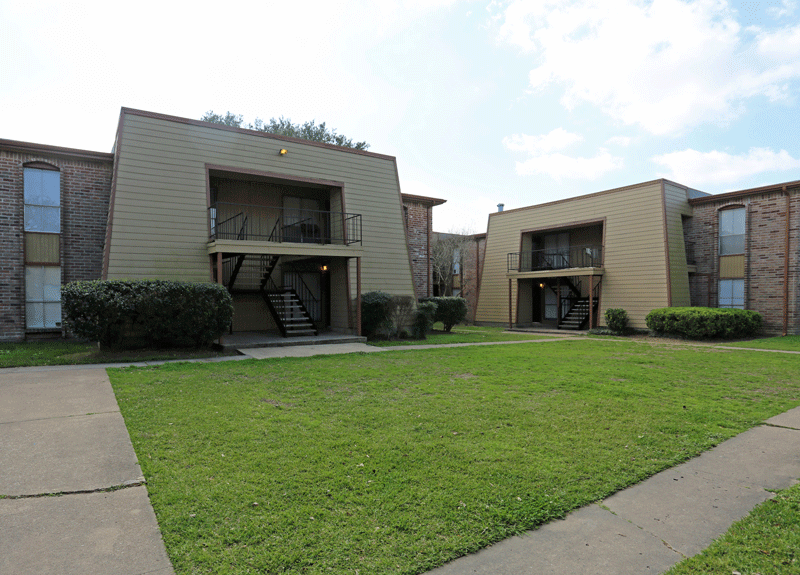 a view of the exterior of an apartment building