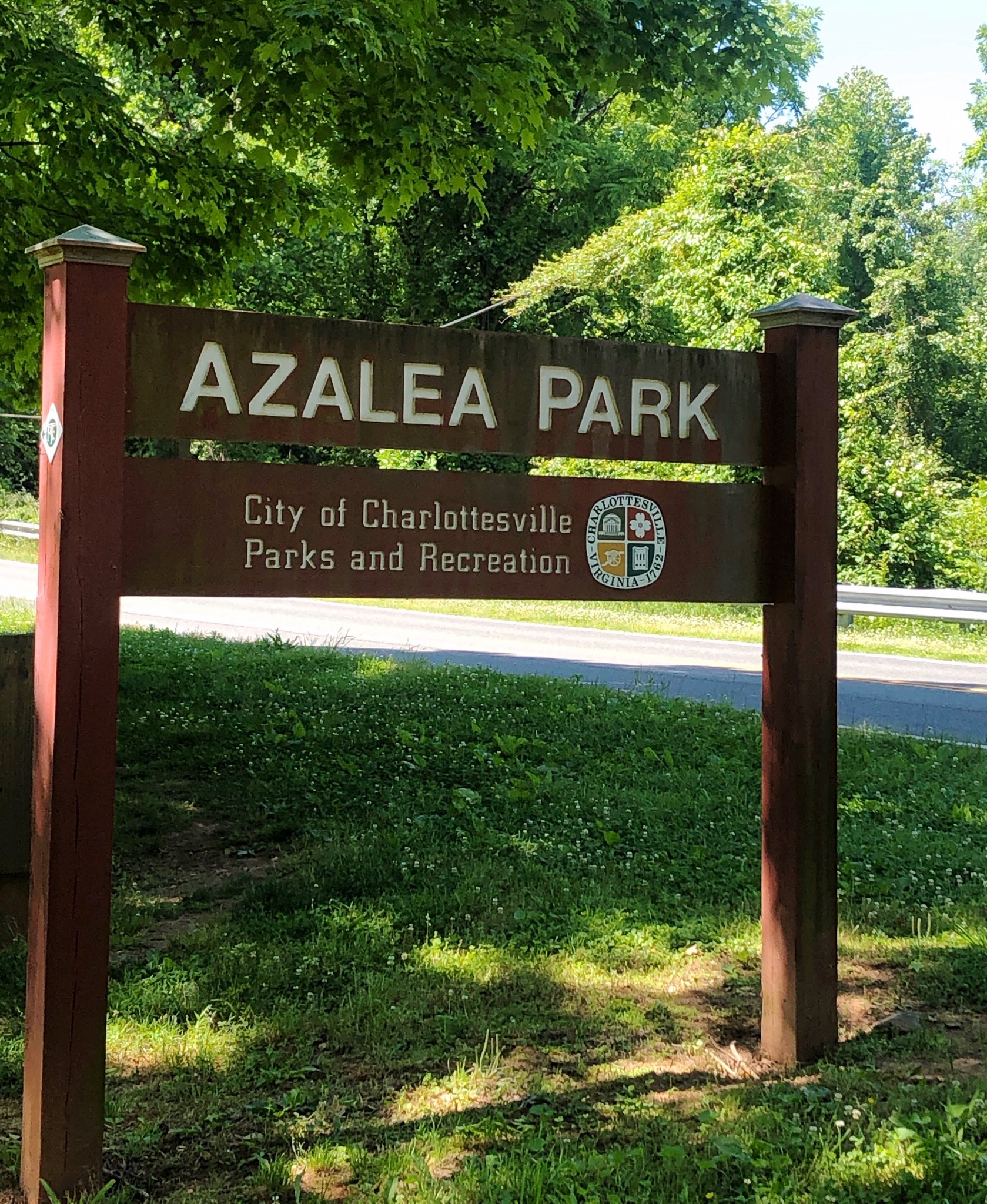 the sign for azalea park at the entrance of the park