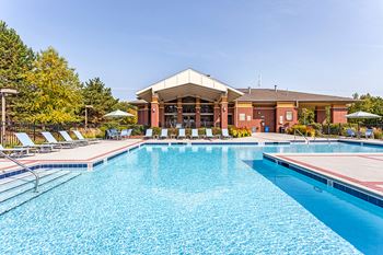 Swimming Pool at Thornberry Woods Apartment Homes, Illinois