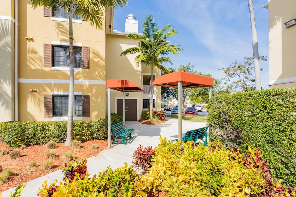 sidewalks with covered seating areas