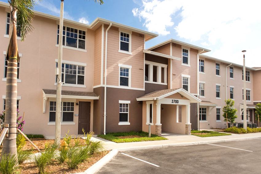 exterior well-kept Oakland Park Apartments