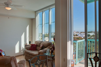 high ceilings with large windows at Progresso Point