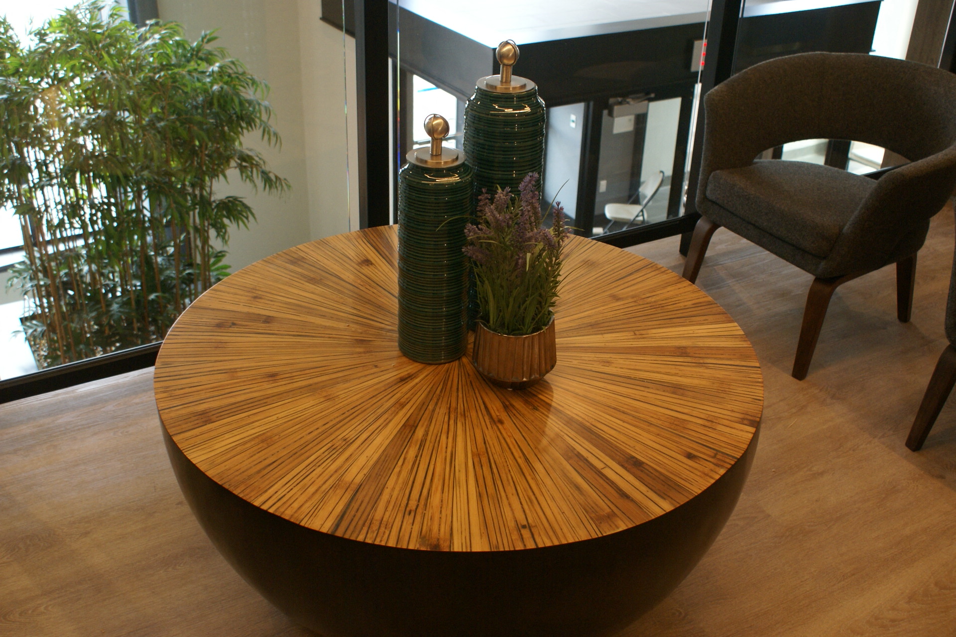 a table with plants on it in a living room
