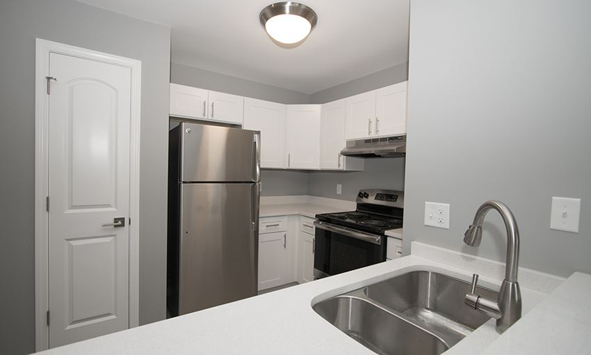 The Lakes At 8201 Apartment Homes