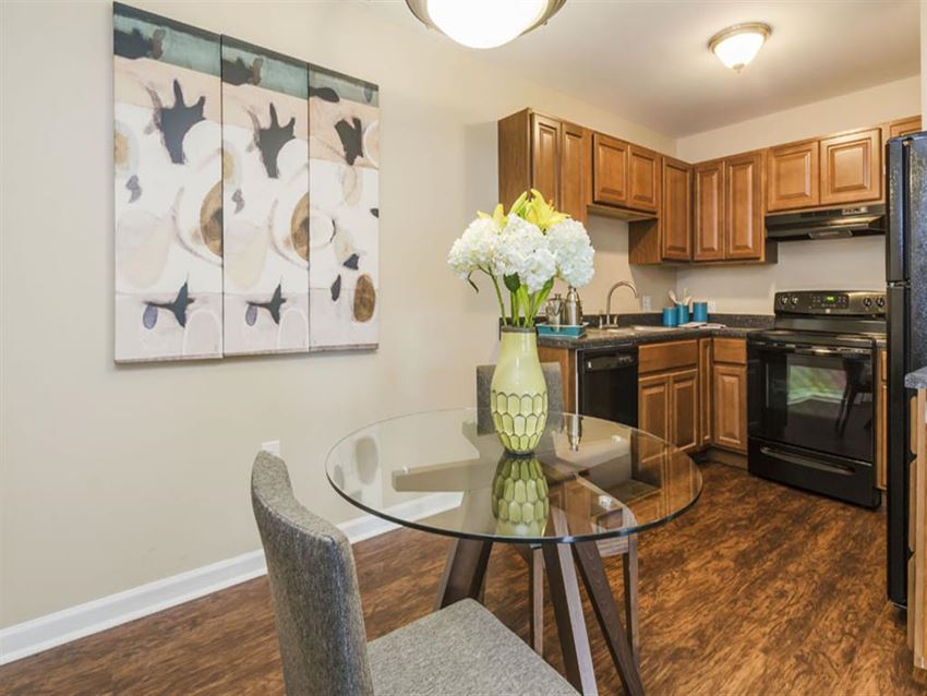 The Lakes At 8201 Apartment Homes