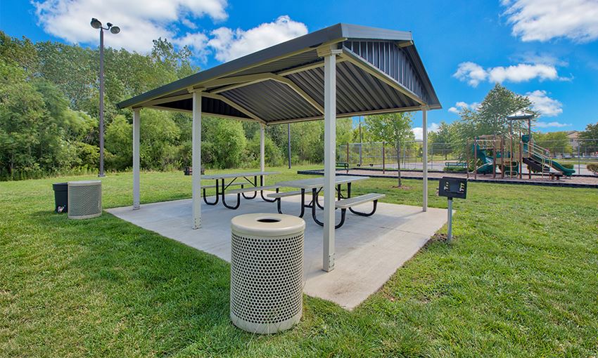 The Lakes At 8201 Apartment Homes