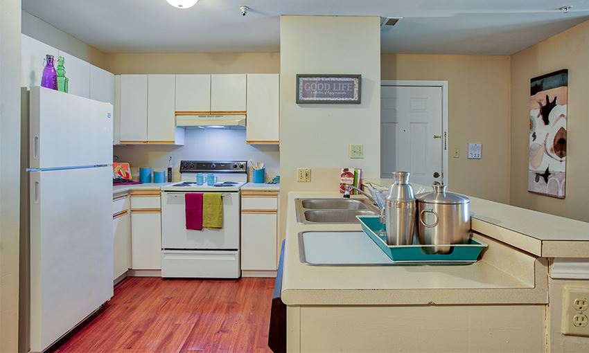 The Lakes At 8201 Apartment Homes