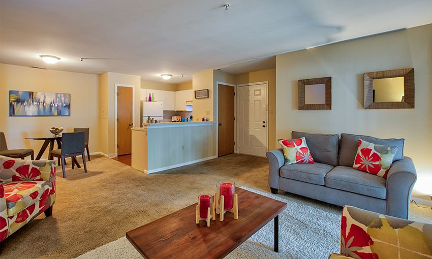 The Lakes At 8201 Apartment Homes