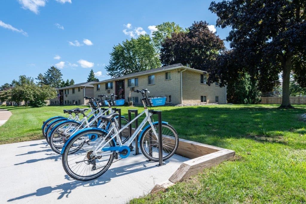 a row of bikes parked in front of a building