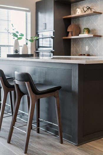 Clubhouse bar seating l Bridgemoore Apartments at Killeen - Photo Gallery 3