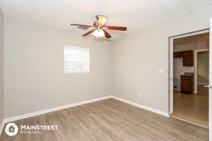 the spacious living room of this manufactured home has a ceiling fan