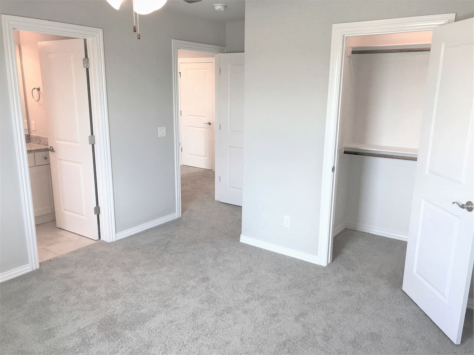 B3 (1-car) Guest Bed carpeted facing closet