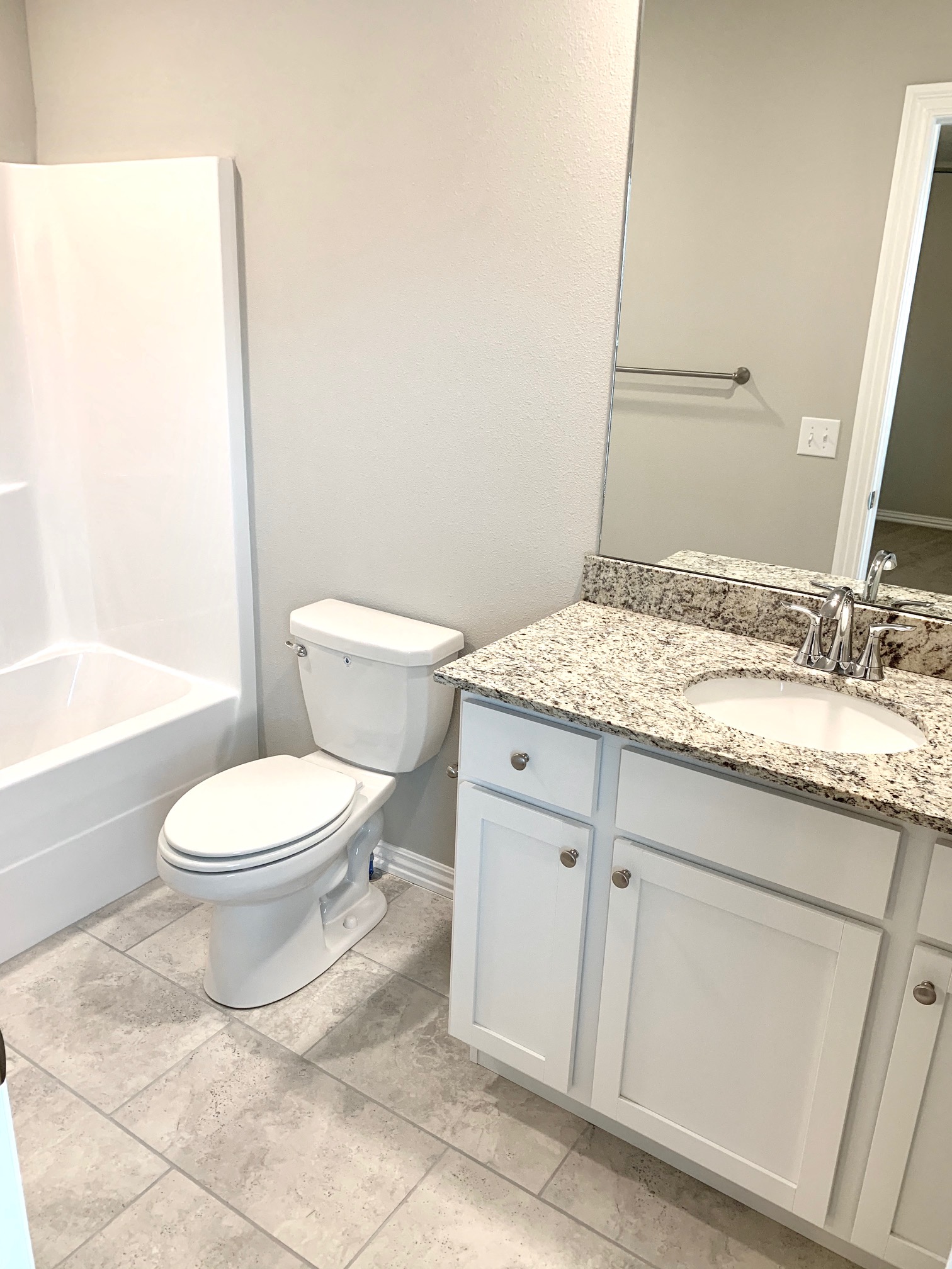 C1 (2-car) Master Bath with granite coutnertops