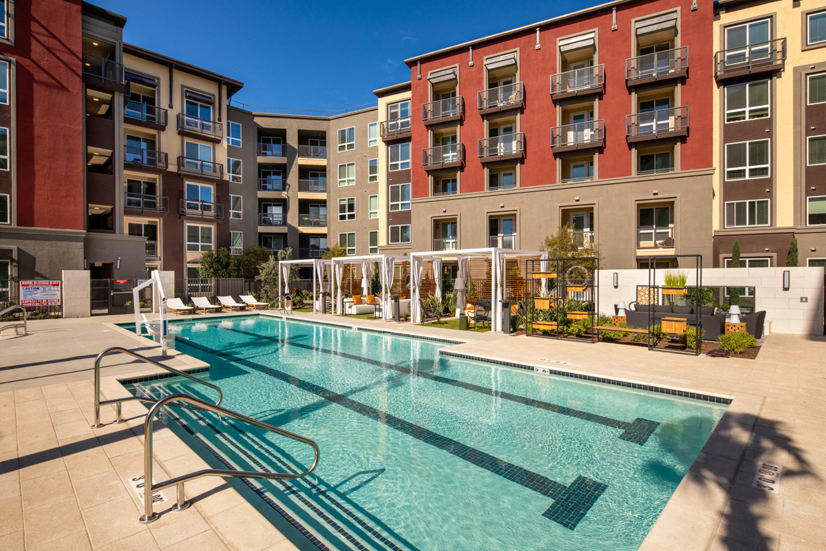 Apartments in Woodland Hills Clarendon Apartments