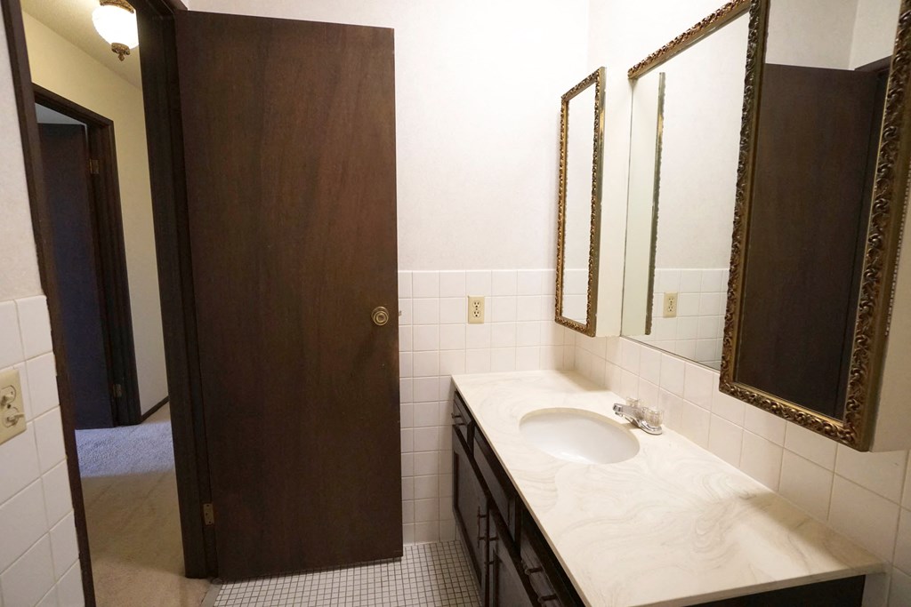 bellows court bedroom, West St. Paul, Minnesota