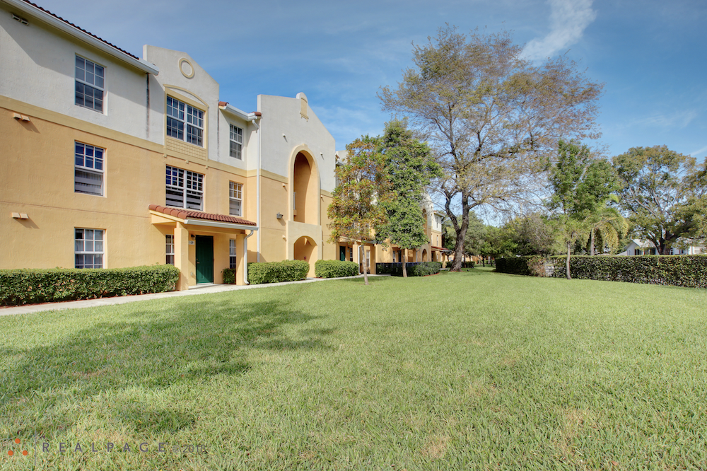beautifully landscaped courtyards at Crystal Lake Apartments