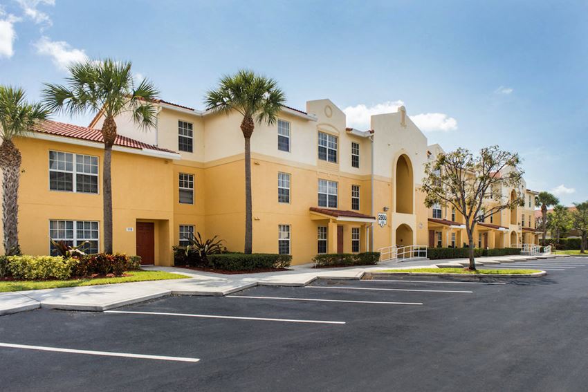 Crystal Lake Apartments, 2900 N 24th Ave, Hollywood, FL RentCafe