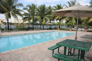 picnic Crystal Lake Apartment's poolside picnic tables - Photo Gallery 4