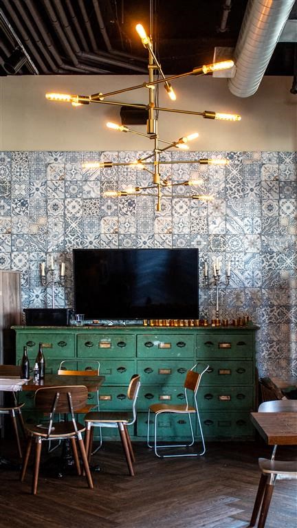 Pub_like_setting at Holmes Beverly, Beverly