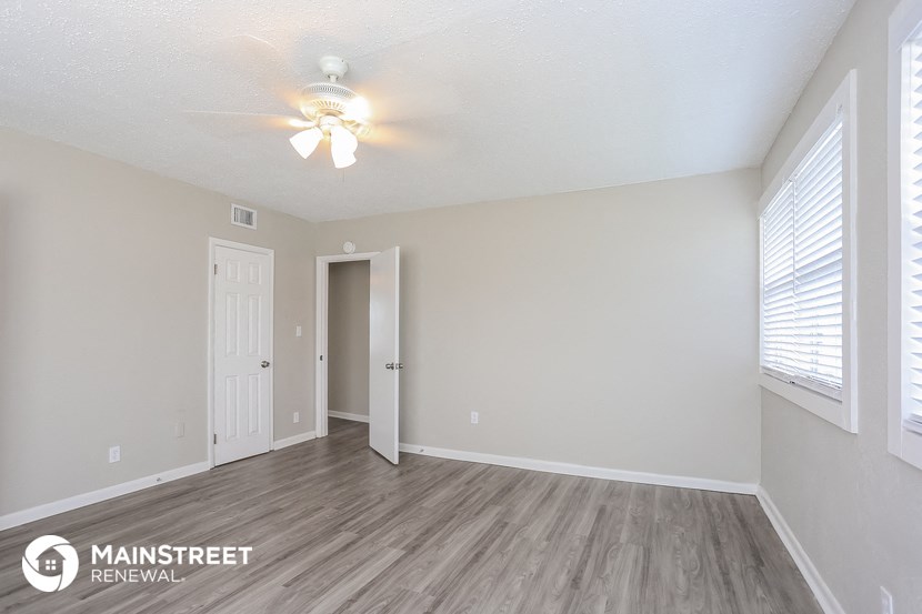 the spacious living room of our two bedroom apartment at university heights apartments