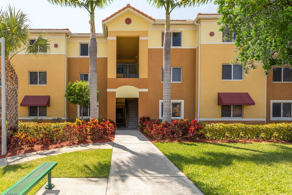 well-kept sidewalks and walkways at Tallman pines I and II