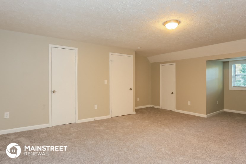 the upstairs bedroom of this 2500 sq ft home has an open floor plan