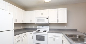 Spacious kitchen with white cabinetry Spacious kitchen with white cabinetry - Photo Gallery 4