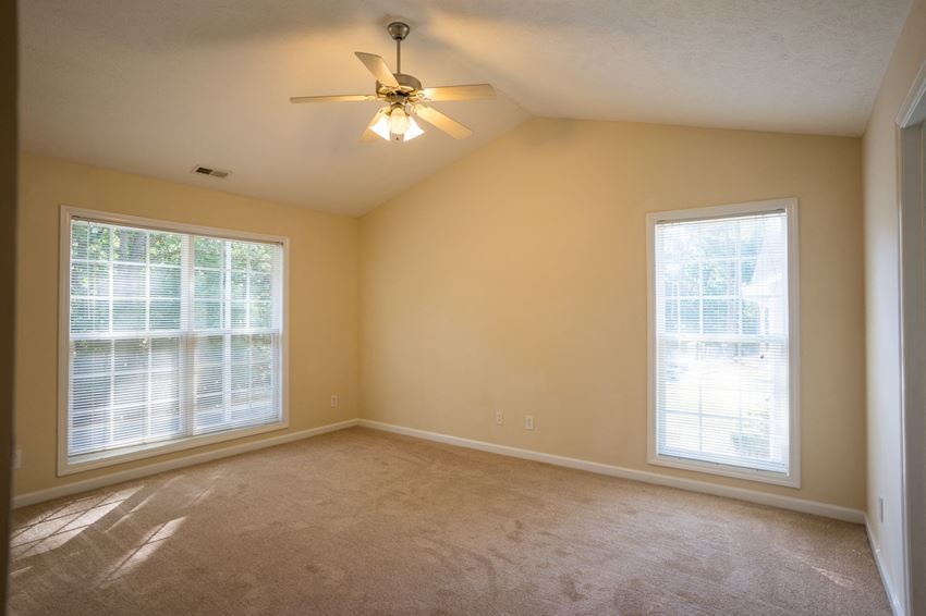 Spacious living room at Karen Lake Spacious living room at Karen Lake - Photo Gallery
