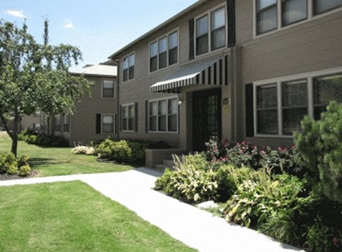 a sidewalk in front of an apartment building