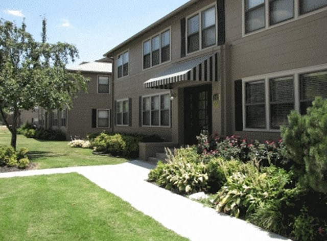 a sidewalk in front of an apartment building