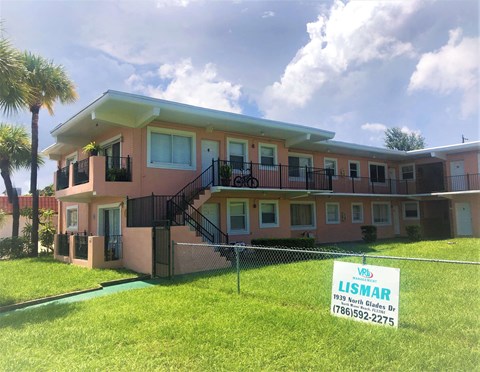 A house with a sign in front that says Lisamar.