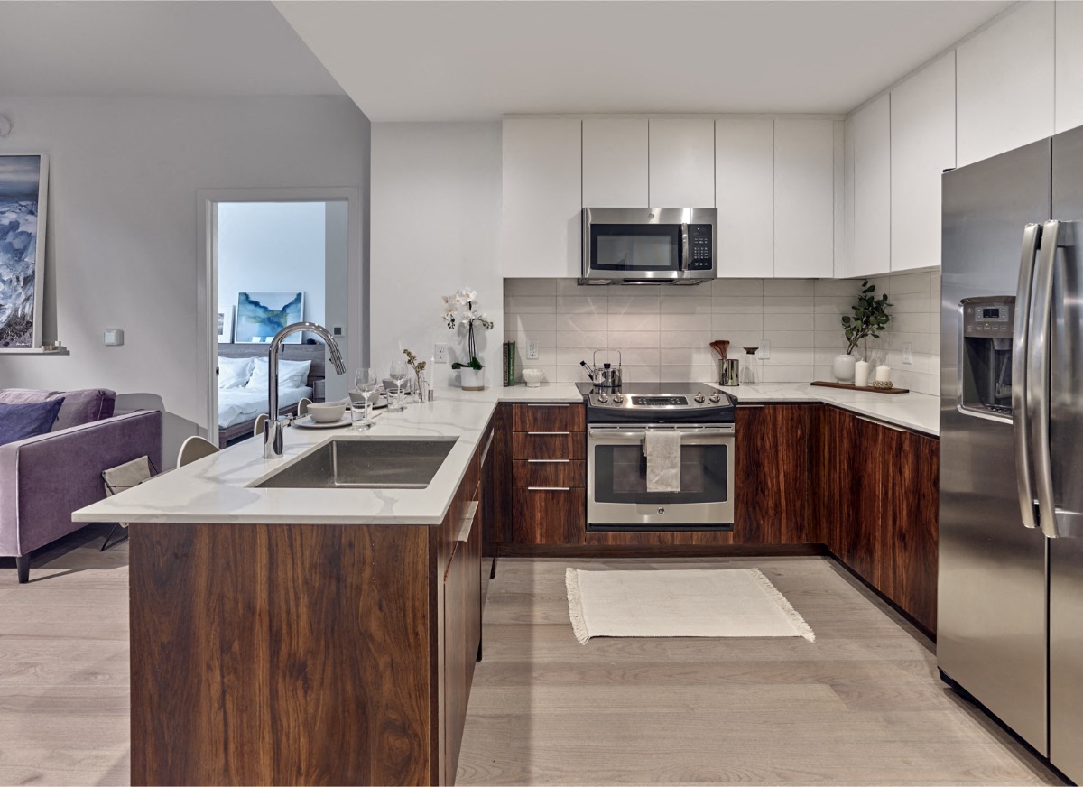 Quartz Counter Tops & Stainless Steel Appliances