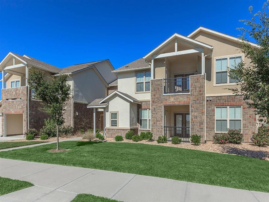 a sidewalk in front of an apartment building