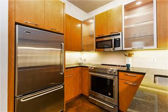 Well Equipped Kitchen Well Equipped Kitchen at The Hudson Apartments, Washington, DC - Photo Gallery