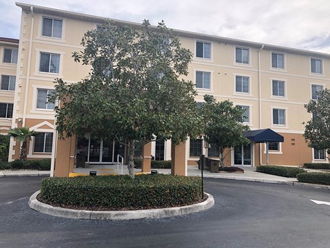 circular drive for ease at Villa San Marcos Apartments