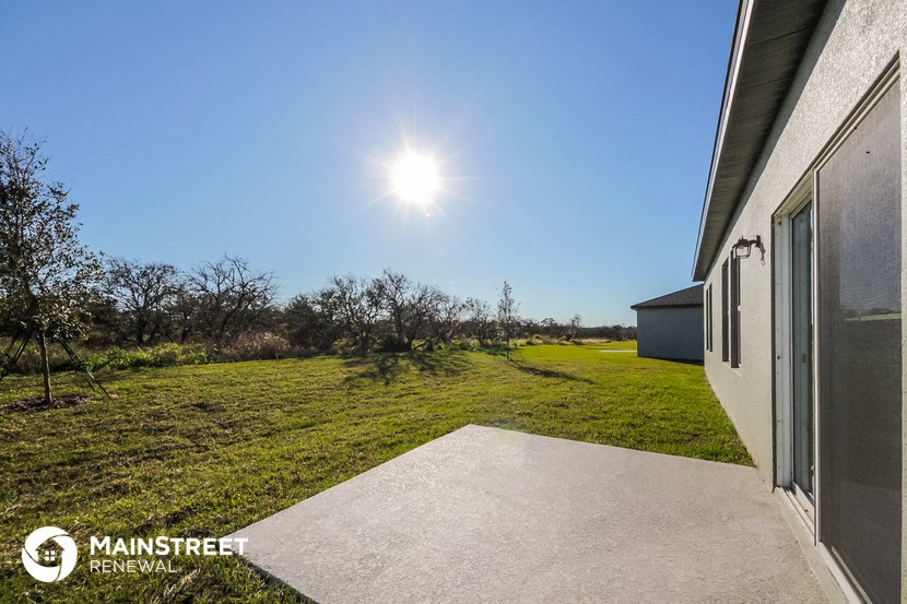 a view of the yard from the driveway of a house