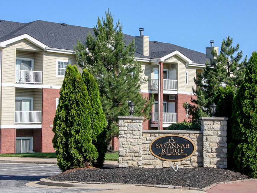 a view of the savannah inn and suites building from the street