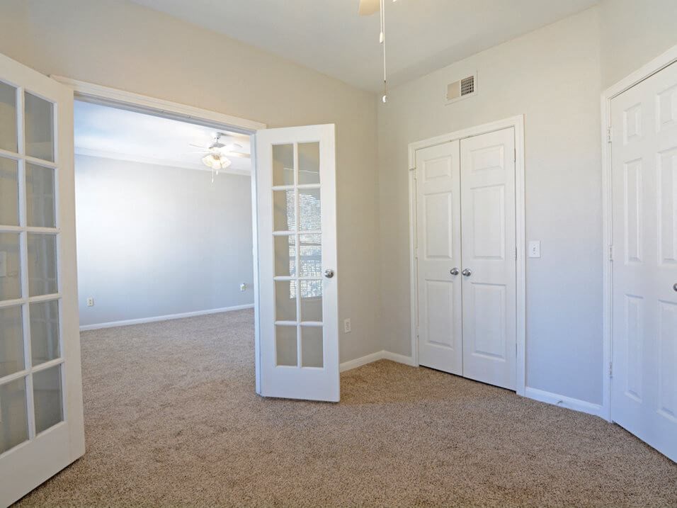 apartment den in Baton Rouge, LA